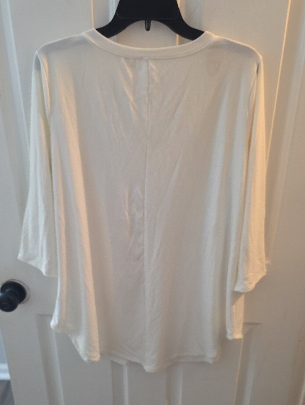 Zenana Outfitters White V-Neck 3/4 Sleeve Top - Picture 3 of 4